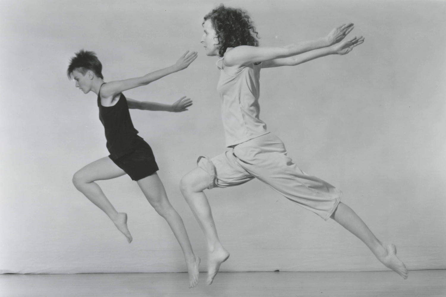 02-a-diane-madden-and-trisha-brown-rehearsing-lateral-pass-1985-.-recadre.png